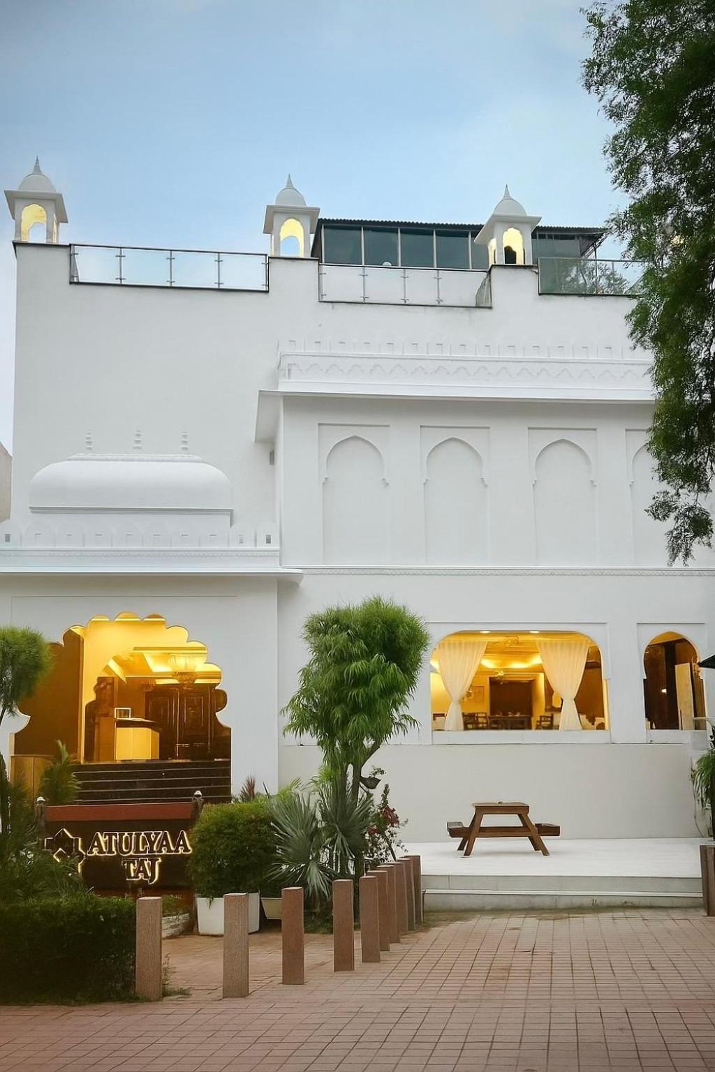 4 Top-Rated 4-Star Hotels in Taj Ganj Worth Booking
