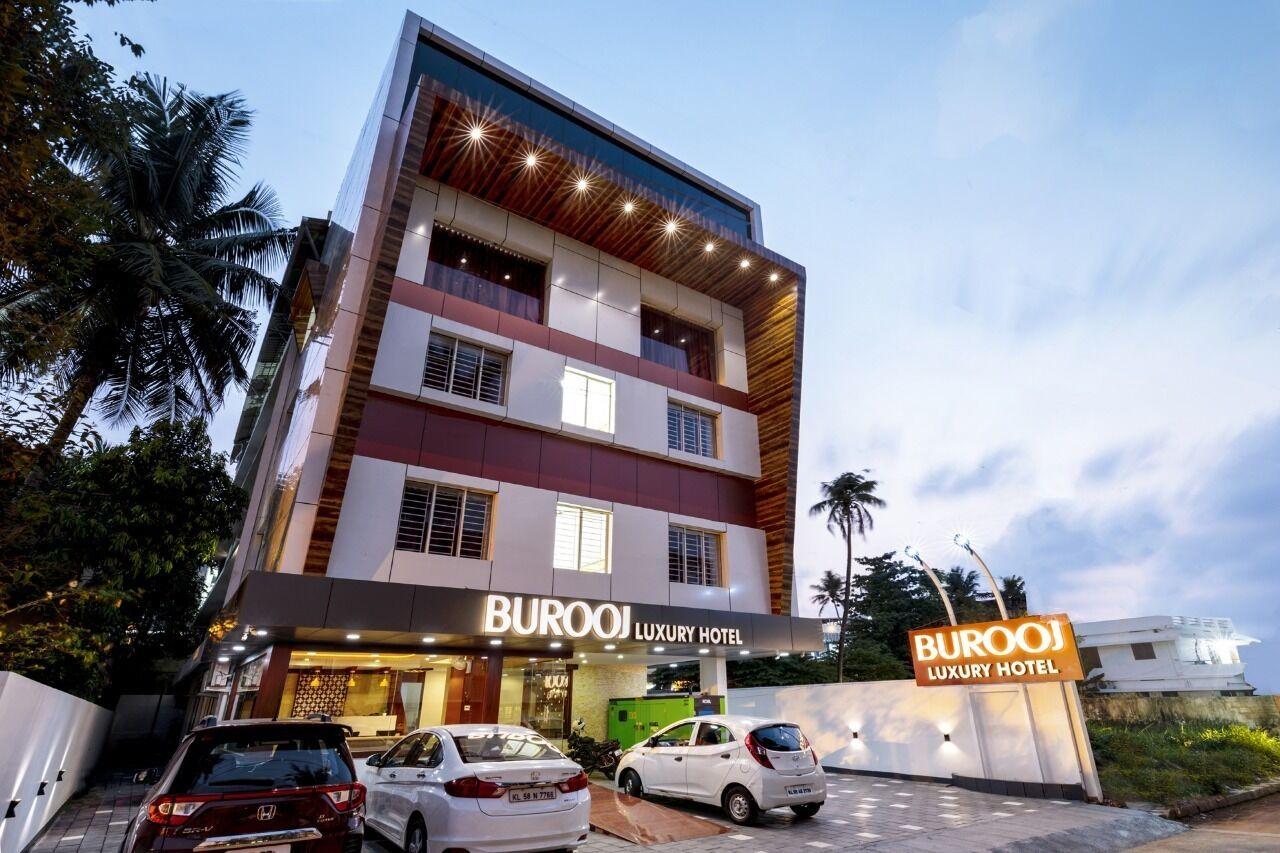 Staying Near Oberon Mall: 15 Business Hotels Compared