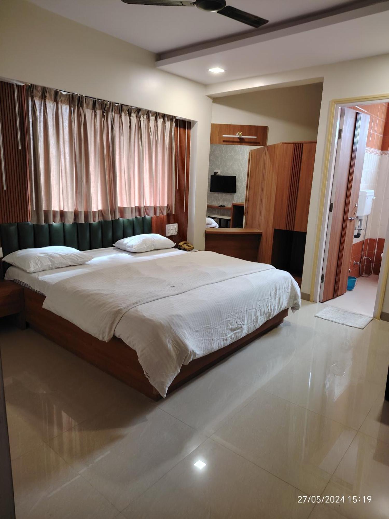 11 Airport-Friendly Hotels Close to Someshwar Temple