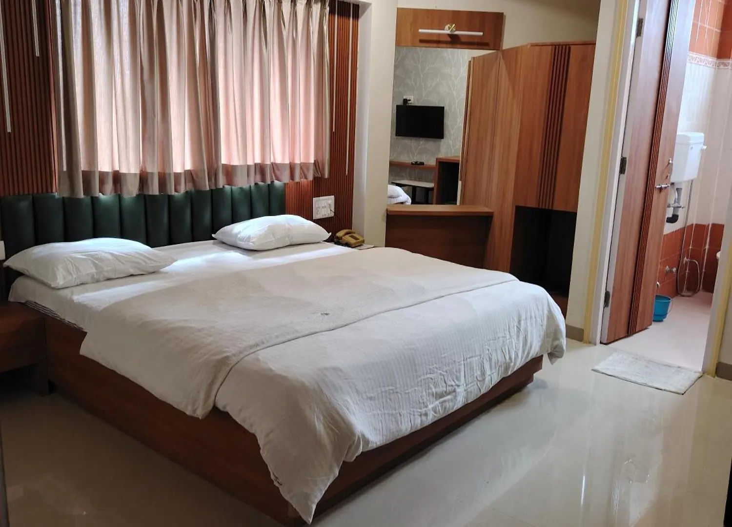 11 Airport-Friendly Hotels Close to Someshwar Temple