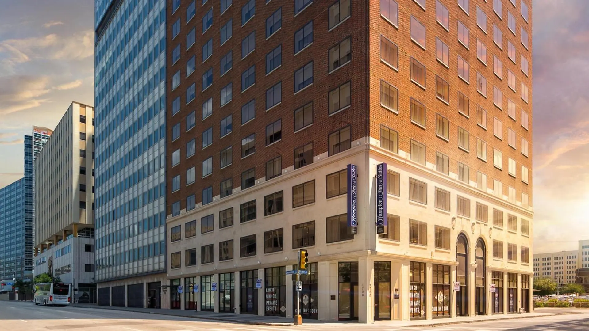 4 Romantic Hotels in Downtown Dallas Worth Booking