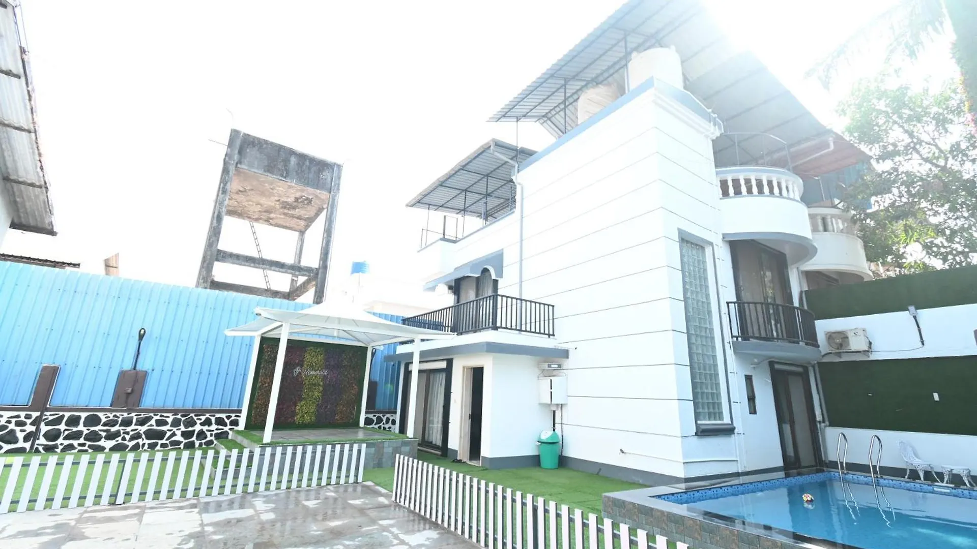 Staying in Maharashtra: 15 Villa Hotels Compared