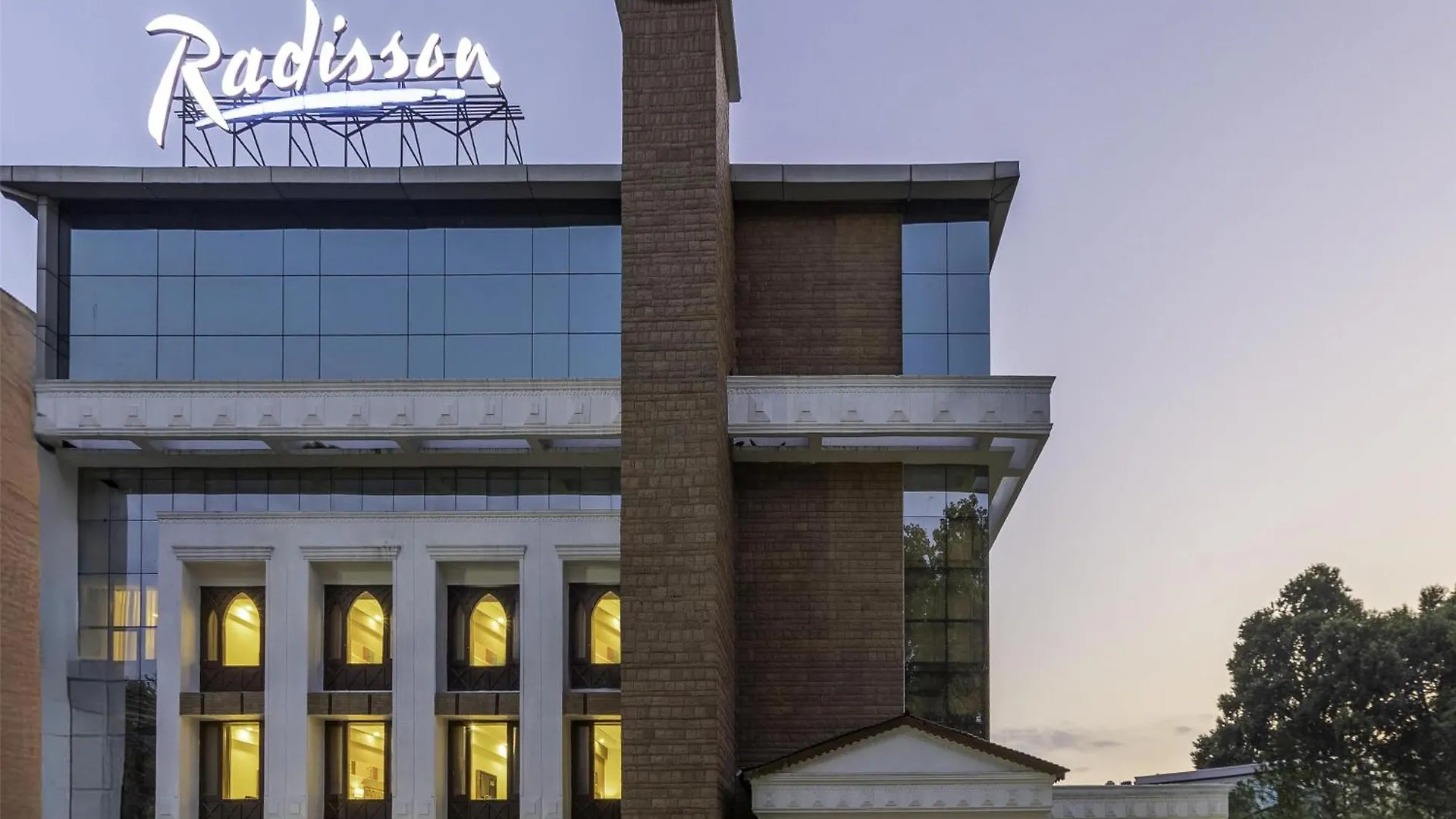 Staying Near Hari Parbat: 4 Spa Hotels Compared
