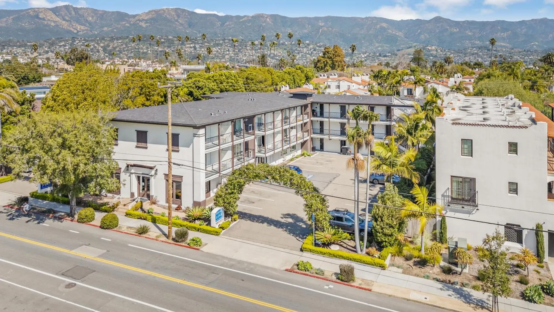 Where to Stay Near Stearns Wharf: 9 Central Santa Barbara Hotels