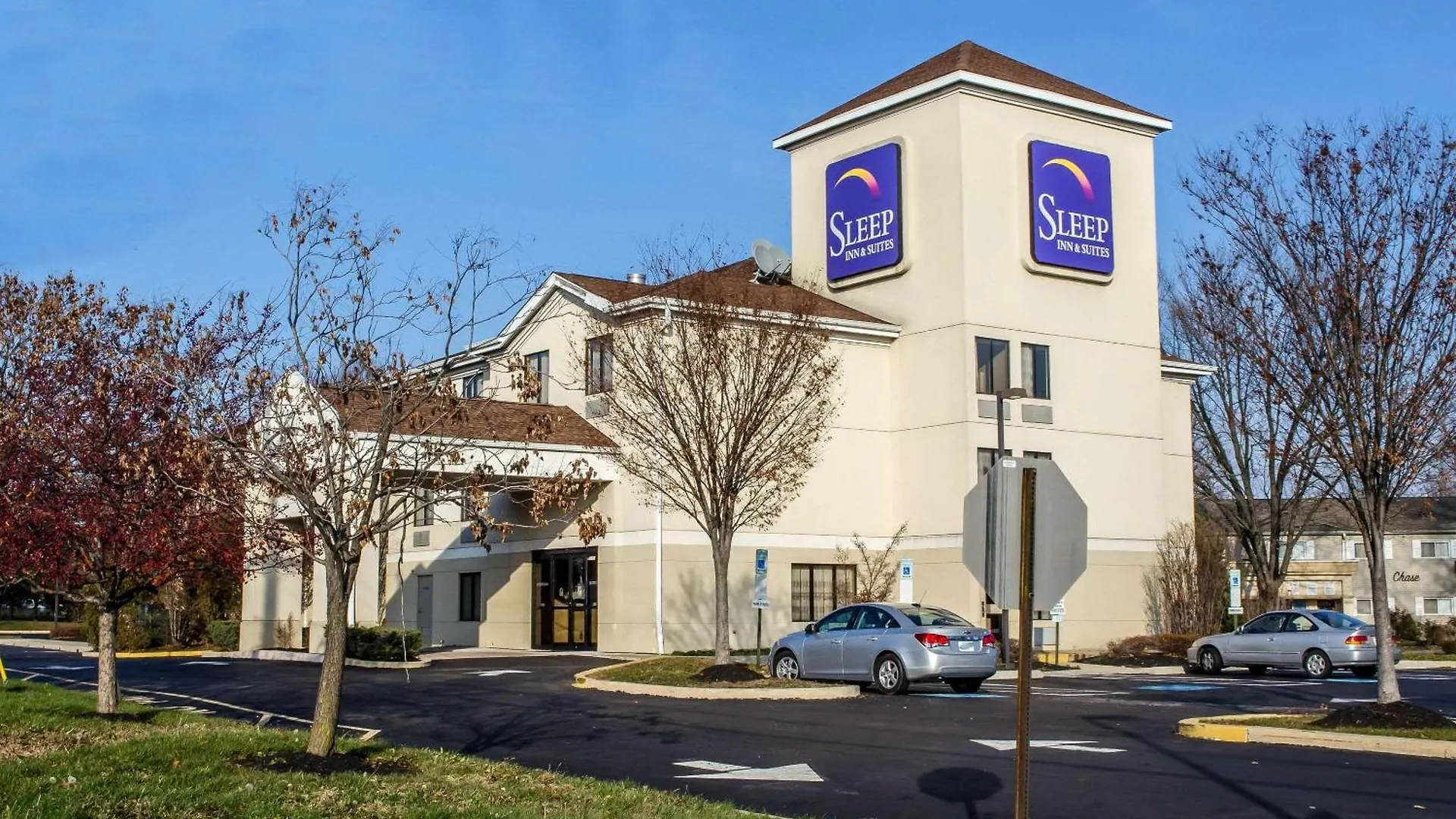 5 Business Hotels Near Pine Watson Shopping Center That Deliver