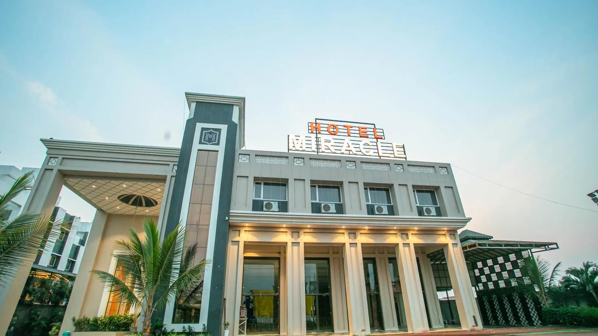 Staying Near Mahakaleshwar Jyotirlinga: 4 Central Hotels Compared