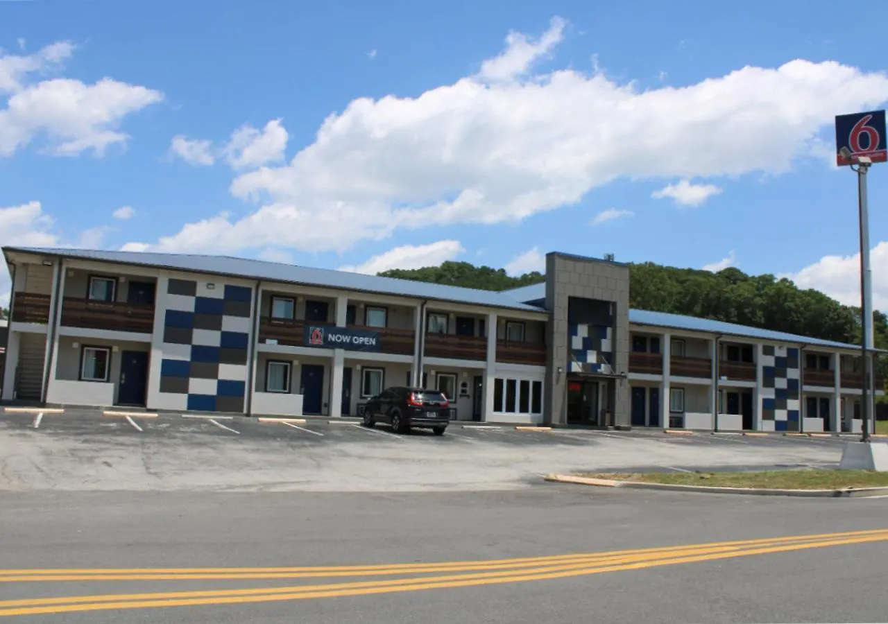 4 Hotels Near Bluff View Art District for Every Budget