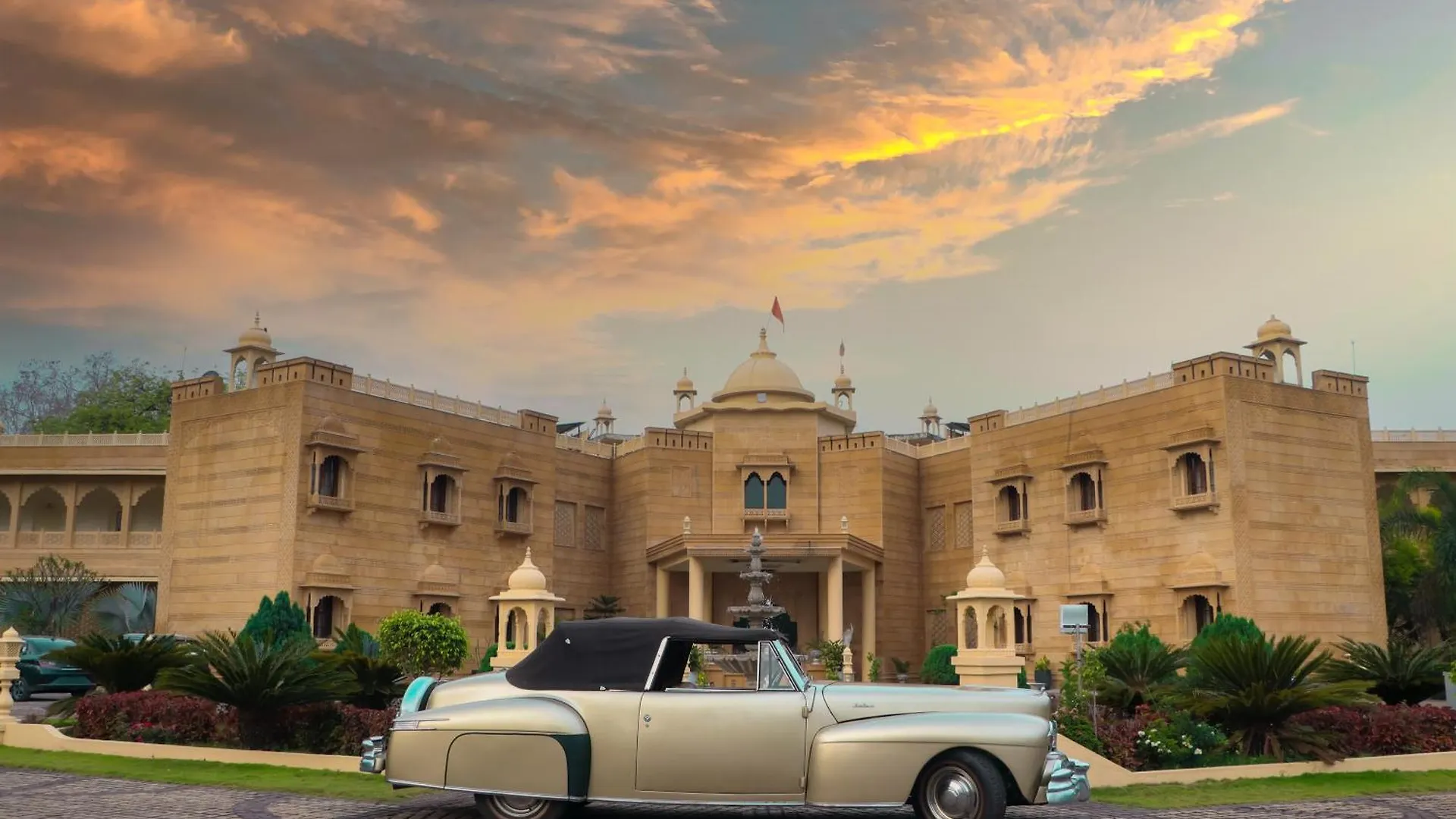 Staying Near Khajuraho Airport: 4 Hotels Compared