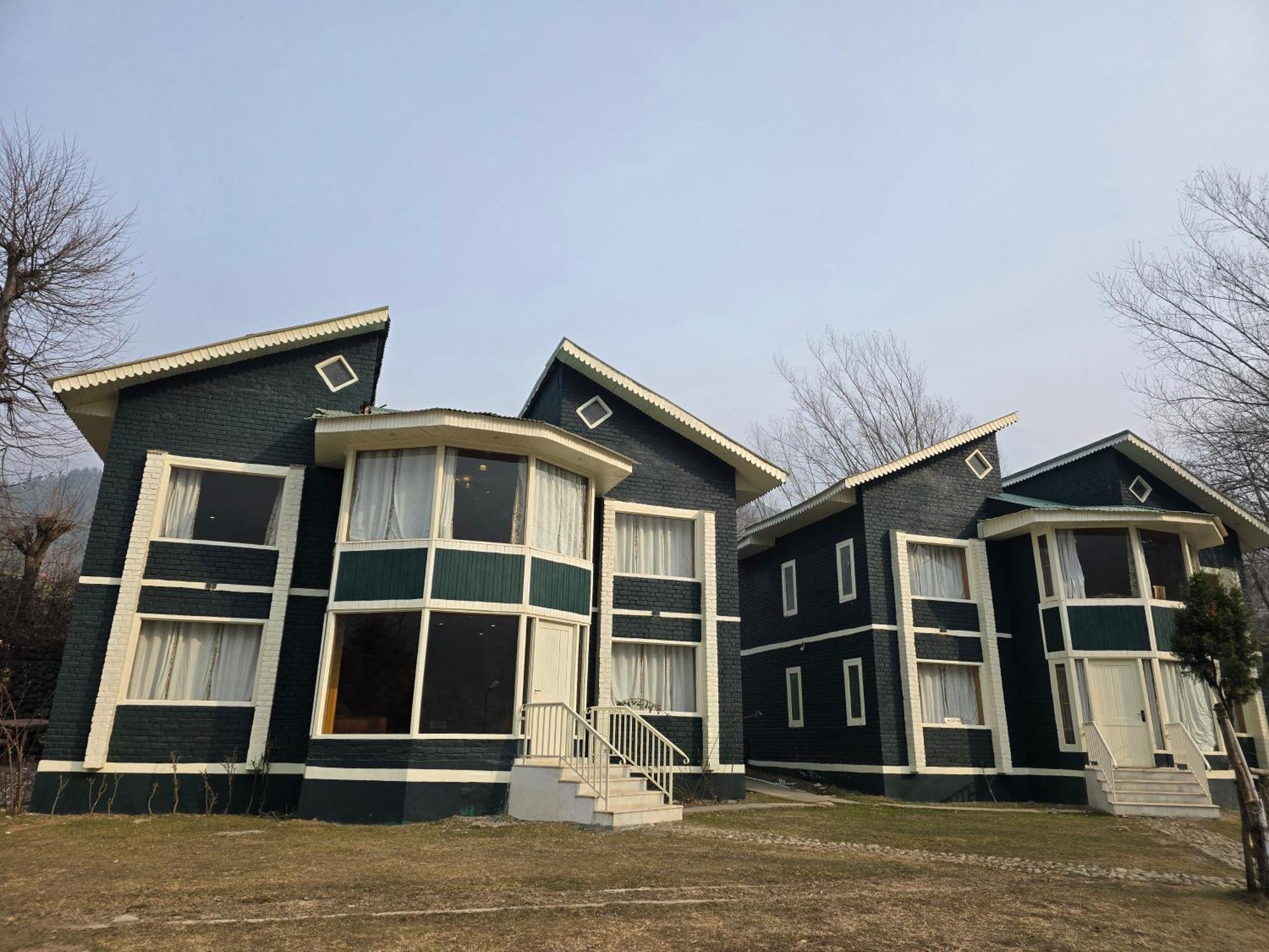 5 Hotels in Jammu & Kashmir Worth Booking Right Now