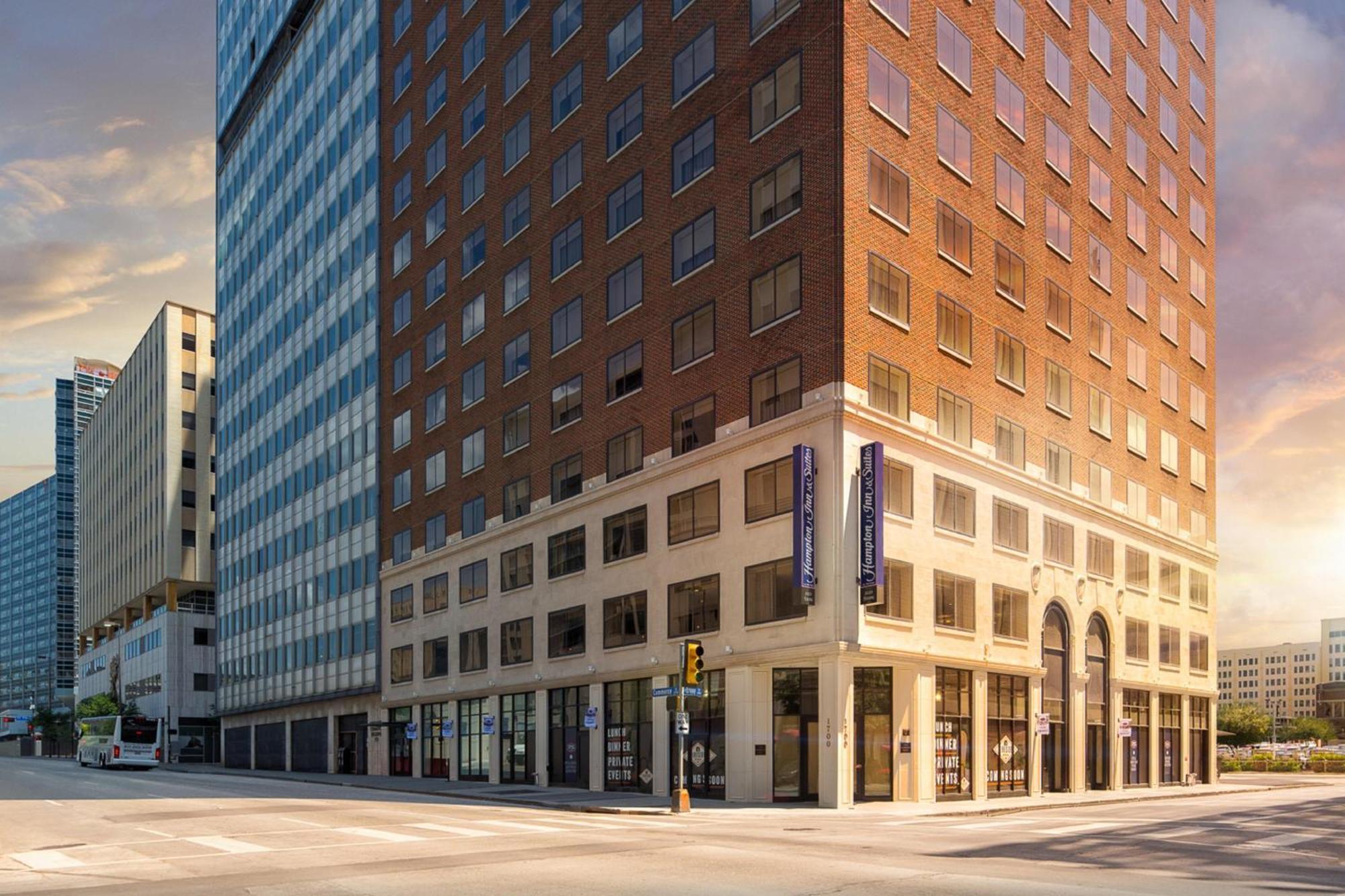 4 Romantic Hotels in Downtown Dallas Worth Booking