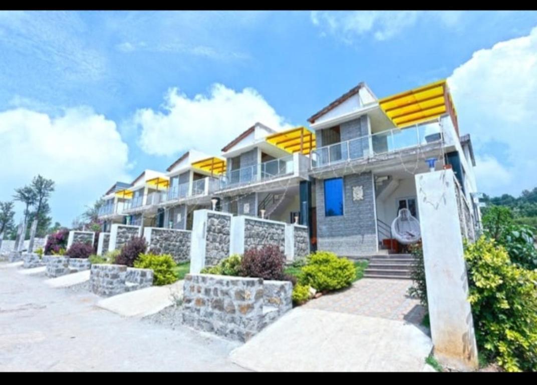 Staying in India: 12 Villa Hotels Honestly Compared