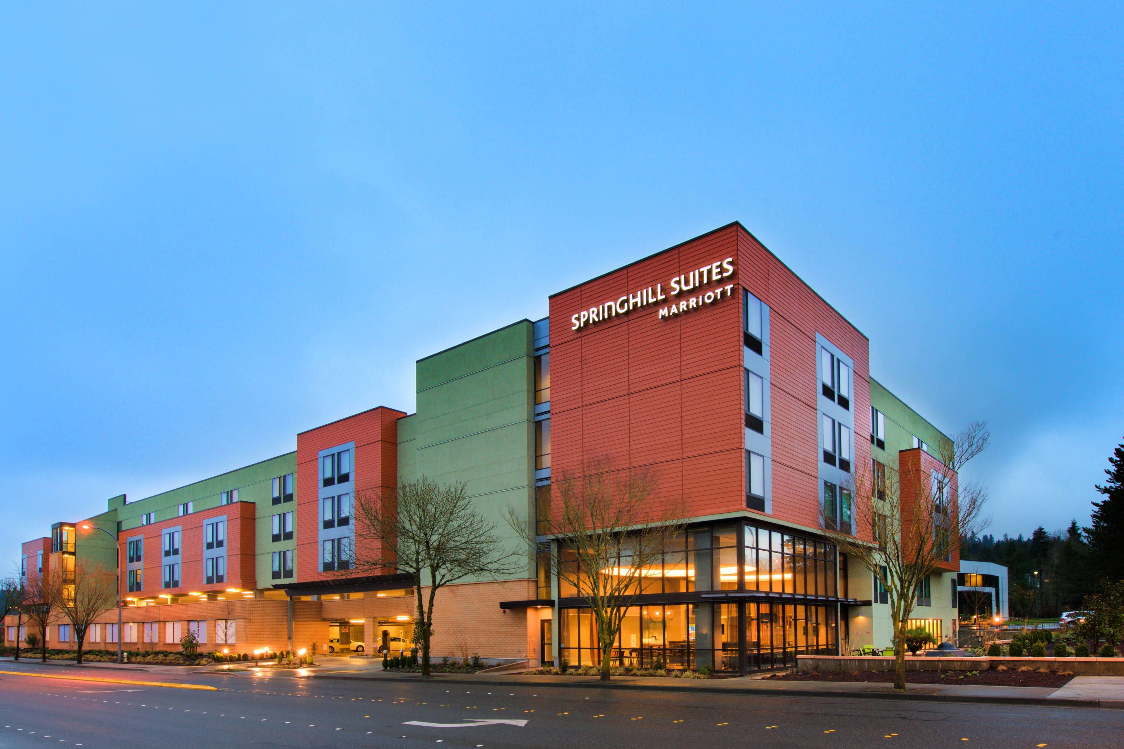Where to Stay Near Crossroads Center Park: 5 Best Hotels